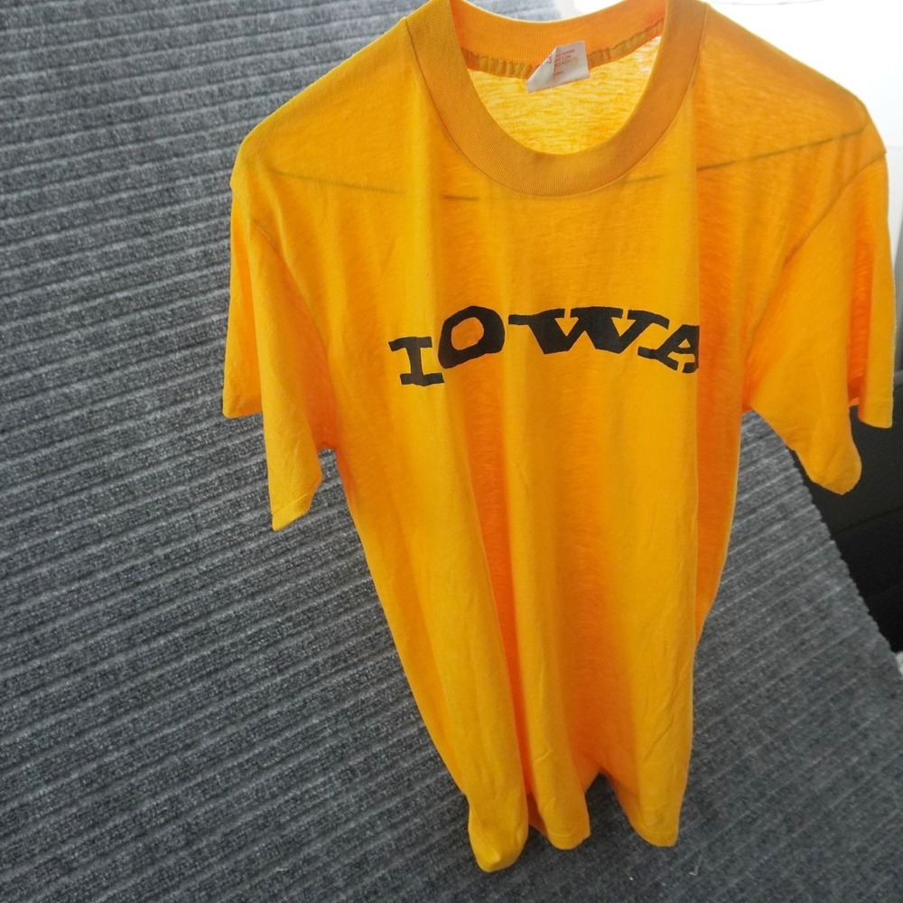 Vintage Sportswear II Iowa Paper Thin T-Shirt Men Large Yellow Hawkeyes Graphic